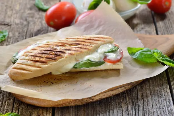 Panini poulet fromage frais aux herbes